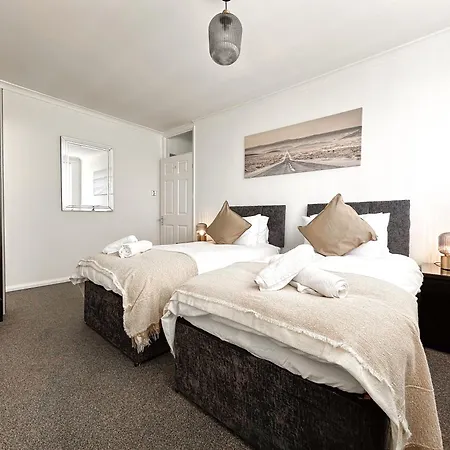 Contemporary And Cosy Apartment- Free Parking & Wi-fi Apartment *