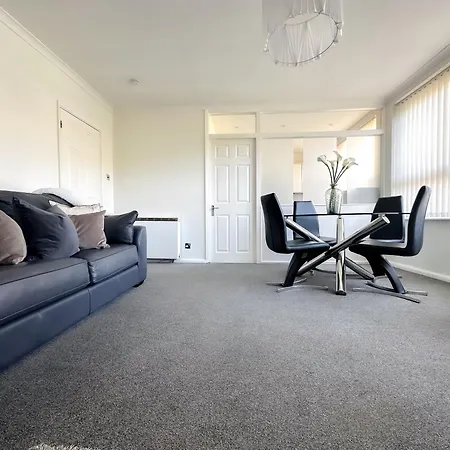 Contemporary And Cosy Apartment- Free Parking & Wi-fi Apartment *